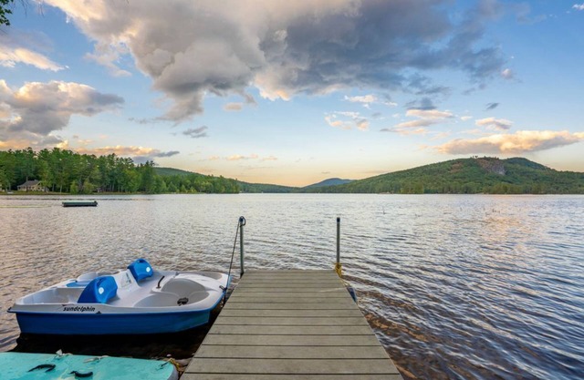 Spacious 5-bedroom house w/ lake access, mountain views & close to ski resorts!