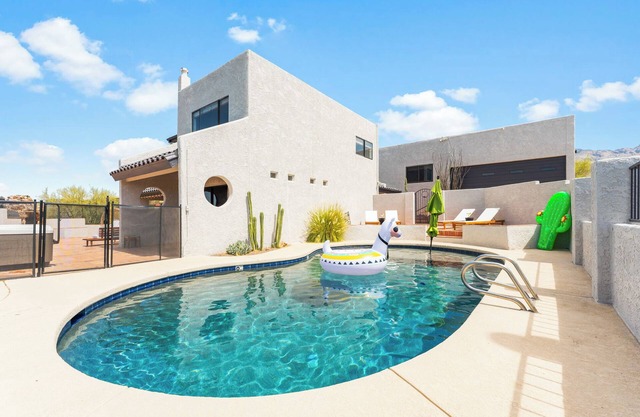 Spacious 6BR Desert Retreat with Pool, Spa & Views