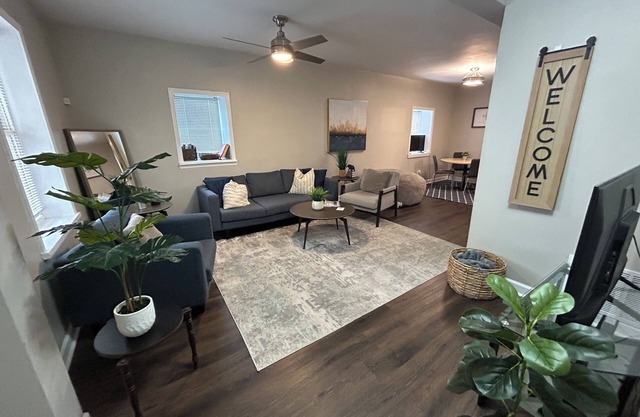 5mins to Downtown Spacious Pet Friendly W&D