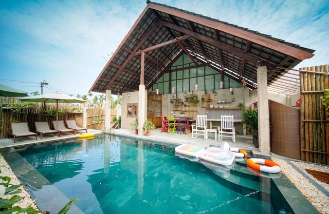 5mins to old town & beach! Private family villa w/ Pool - B.fast inc.