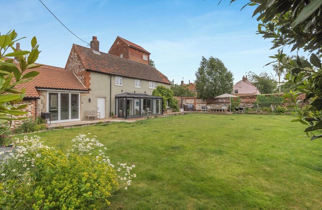 6 bedroom accommodation in South Creake