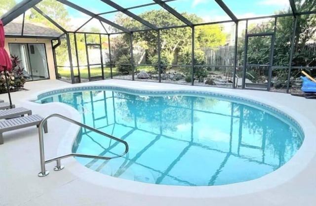 6 Beds / Pool / Grill / Billiards / Tampa