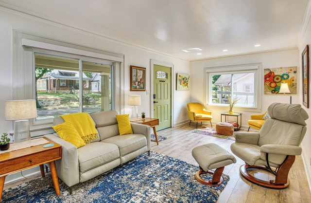 6 Mi to Arrowhead Stadium: Charming Home w/ Porch!
