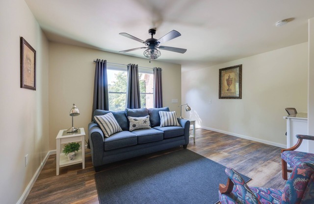 6 Mi to the Summit: Stylish Apt w/ Patio Access
