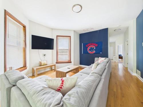 6 Min Walk to Wrigley King Bed and Parking