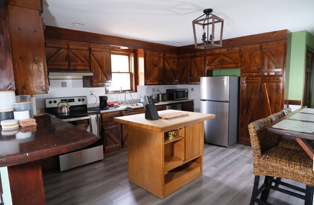 6 minutes to the beautiful Cherry plain state park, great house and great yard.