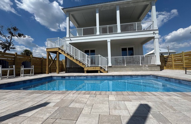 6BR Luxury Home with Private Pool- Walk to Marina and Local Restaurants
