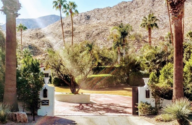 7 dormitorios, 5. 5 baños Villa de estilo español de los años 30 con privacidad y piscina grande