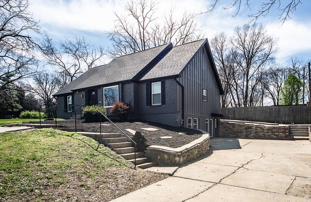 7 Bedroom 5 Bath 4500+ Square foot w/ Pool Table
