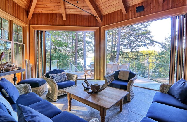 7 bedroom, 5 bath, Sauna, Luxury New Build! Private! Lake Rosseau!!