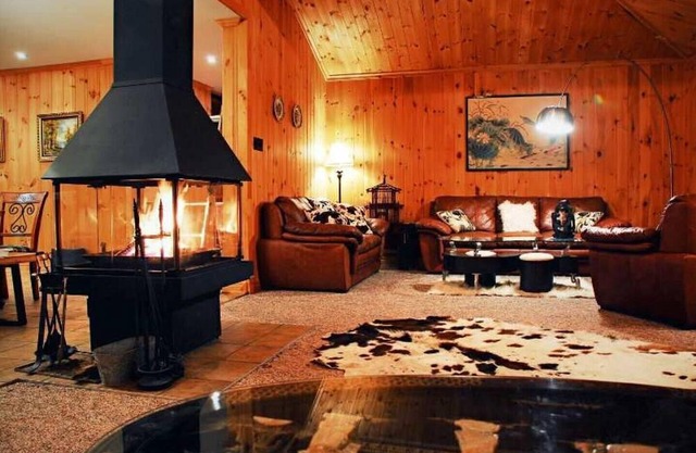 Chalet de 7 dormitorios frente al mar con jacuzzi y playa privada