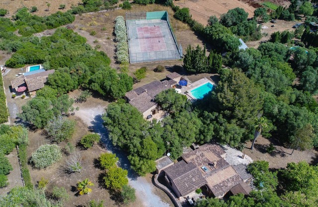 7 habitaciones, 5 baños, 2 piscinas, 1 pista de tenis, 3 casas