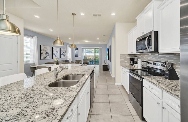 7 BEDS | 5.5 BATHS GamesRoom & Pool/spa 3907lana
