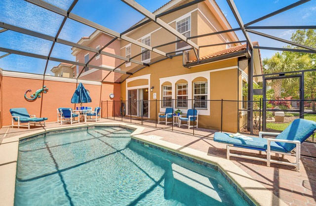7 Mi to Disney: Kissimmee Poolside Paradise!