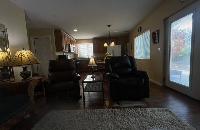 7 minutes to grocery and wine country - 1 bed/ 1bath w/laundry and full kitchen.