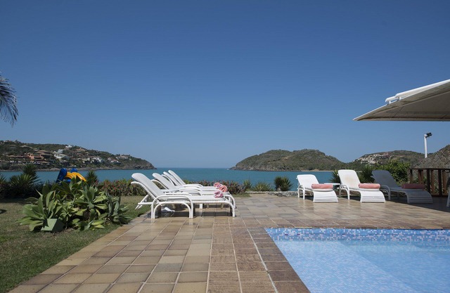 Casa de 7 suites junto al mar, con capacidad para 19 personas.