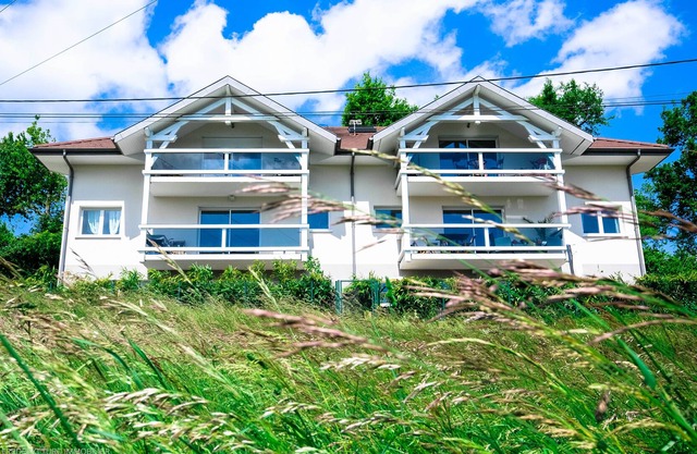 Apartamento de 75 m2 con 2 dormitorios y vistas a la montaña.