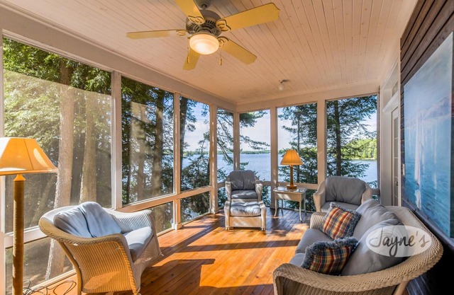 7Bed, 5Bath Cottage + 2Bed/1Bath Boat House on Lake Joseph!