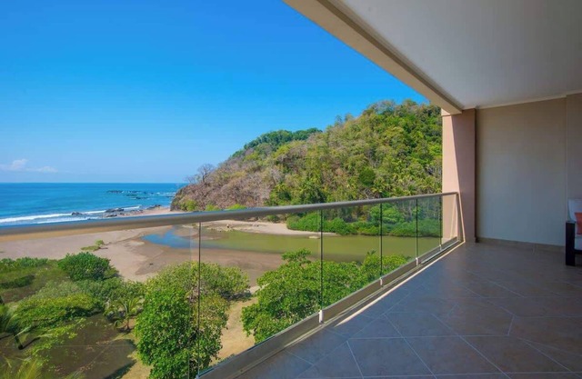 Directly on Beach, 7th Floor, Room for many Friends.