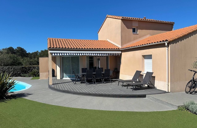 8 cama chalet con piscina privada. Mar a poca distancia.