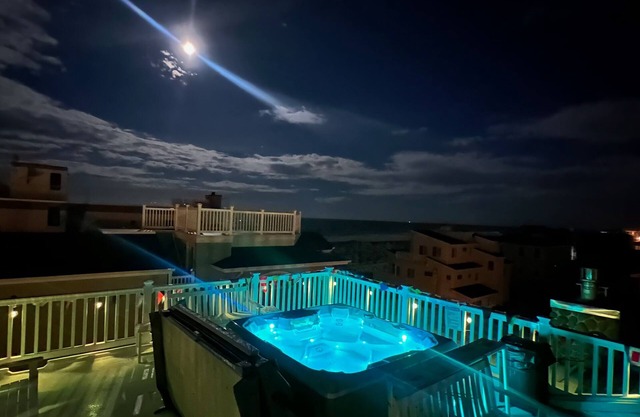 8+ Bedroom Home 3rd off Beach with Ocean & Bay View HotTub ++