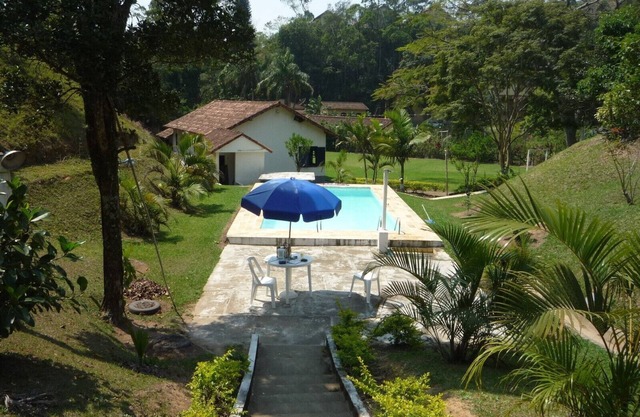 8 habitaciones, casa principal y casa de huéspedes, 5 baños, piscina, sala de juegos, barbacoa