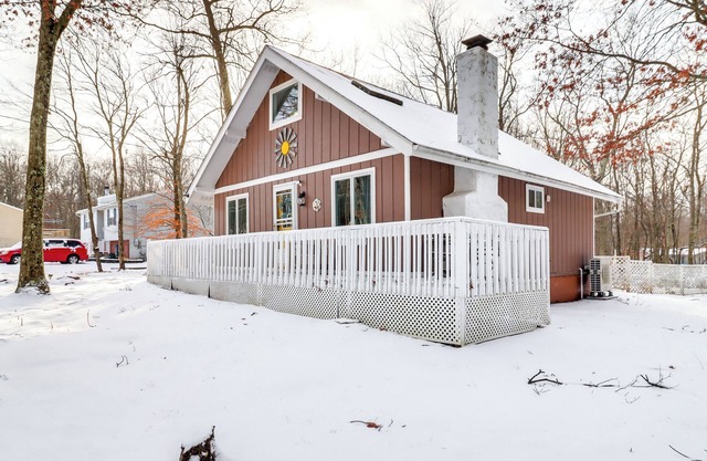 8 Mi to Big Boulder Mountain: Cabin w/ Decks!