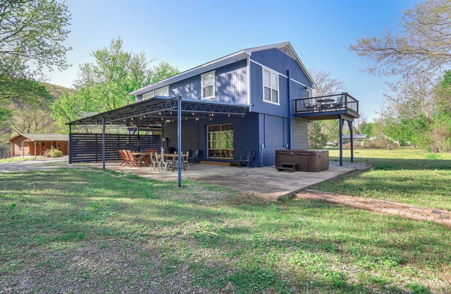 8 Mi to Ozark Folk Center: Home w/ Hot Tub & Deck