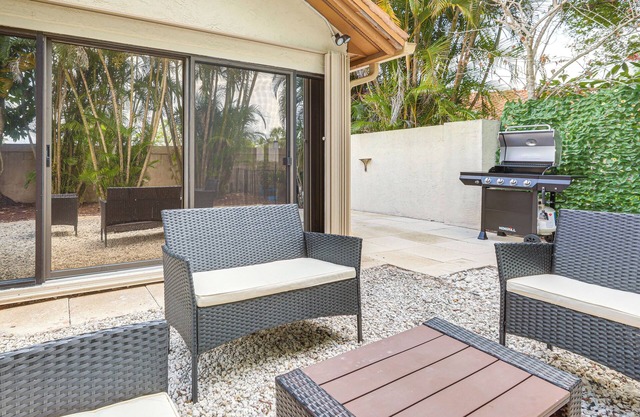 8 Mi to Stuart Beach: Home w/ Pool Access!