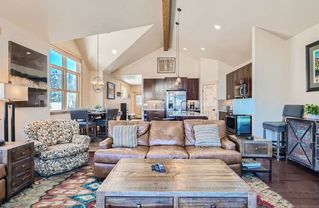 Walk to restaurants, shops, Quicksilver lift! Shuttle. Pet friendly.
