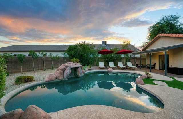 8BR home with heated pool, spa, golf simulator