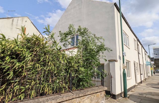 96 CHURCH STREET, pet friendly, with a garden in Guisborough