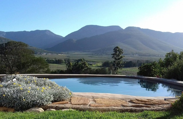 Una hermosa propiedad de estilo de vida, con una piscina natural con vistas al valle. .