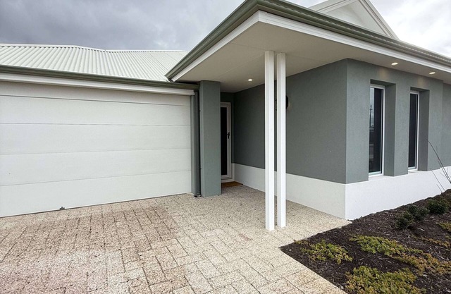 A beautiful 4x2 home on the Swan Valley door stop. Light and airy, 2 living rooms, separate laundry, large fully fenced backyard for the kids run around. Quiet street, walking distance to shops.