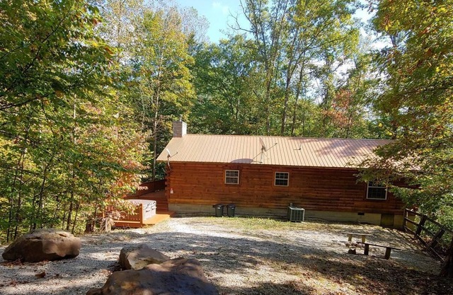 ¡Una hermosa cabaña de troncos en un paraíso forestal privado de 400 acres!