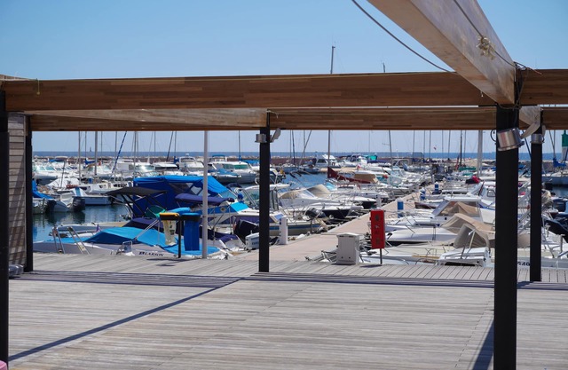 UN CASO EN PALM BEACH - MUEBLES ****