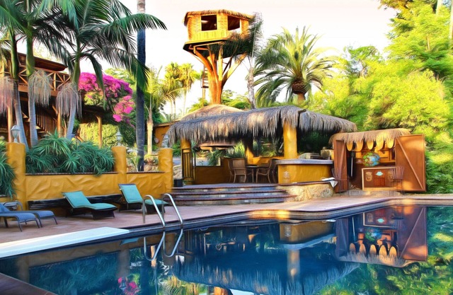 Rodeado de cascadas, exuberantes jardines, hamacas y piscina completa / bar-b-q.