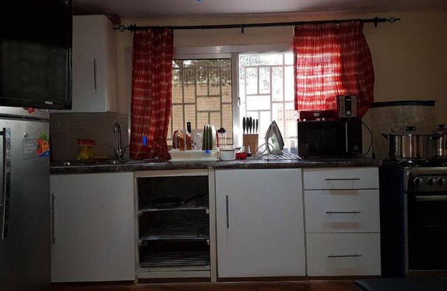 A cozy apartment in a quiet location . 5 minute drive to Lumley Beach.
