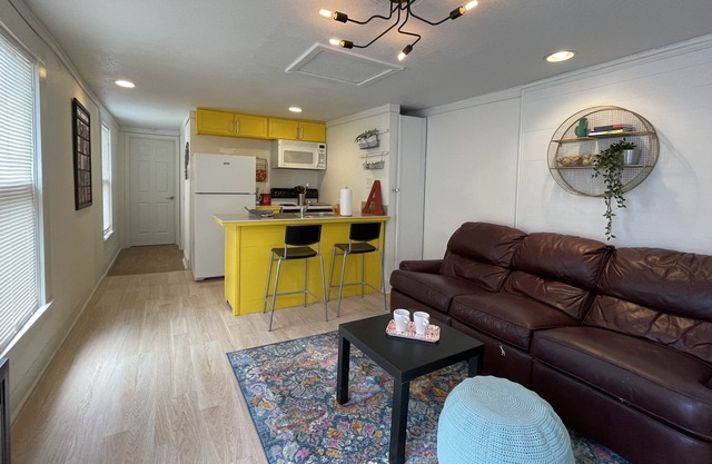 A Cozy Apt for 2 | On Site Free Parking