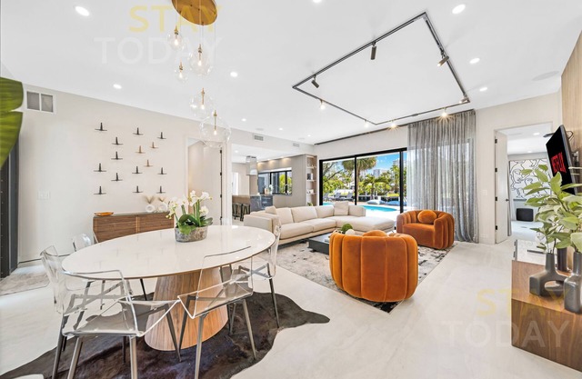 ★★★★★ A Designers 5 Bedroom Home - Heated Pool/BBQ/ Boat Dock 55ft