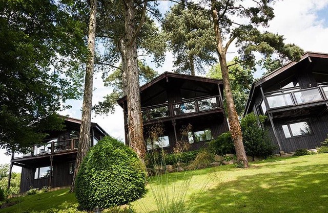 A detached timber lodge with Lake Views, Xmas Week.