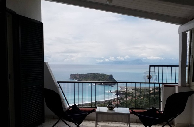 UNA PUERTA EN LA ISLA DINO