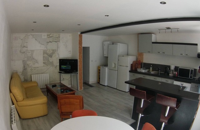 Un piso por cada uno. Casa en el centro. 3 cuartos, 3 banos, 4WC, Patio, plancha