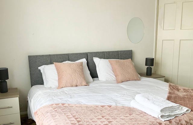 Shenley House Is a 4 bedroom in Hounslow. Driveway for 3 car and 10 minutes drive to Heathrow Air...