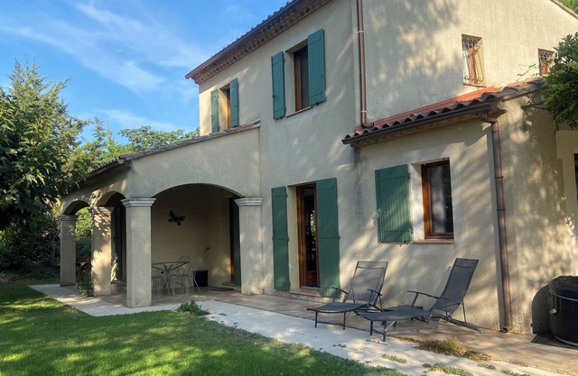 A haven of peace in Provence. Magnificent view, quiet and just a stone's throw from the village