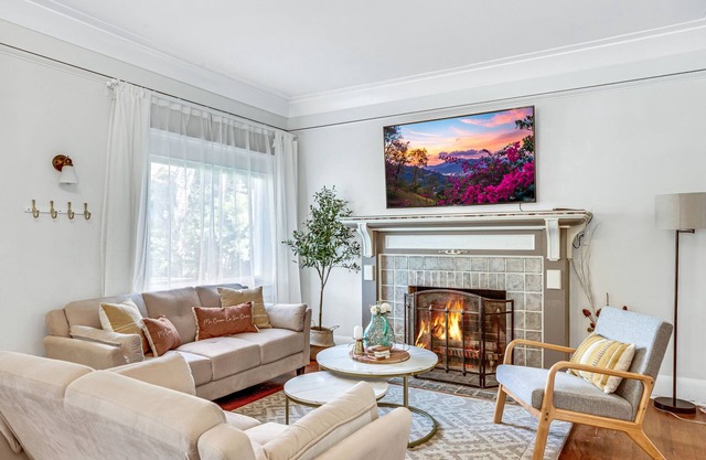A Huge, Calm, Relaxing, Beautiful Home w Swim Spa close to Universal Studio