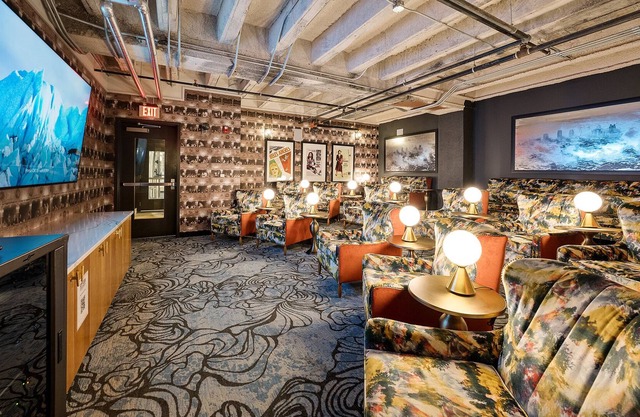 A Lavish Retreat, Perfect for Sports Enthusiasts Visiting Arrowhead Stadium 339