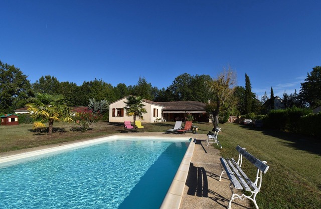 Gran villa, bañada de luz, con piscina cubierta privada y gran jardín.