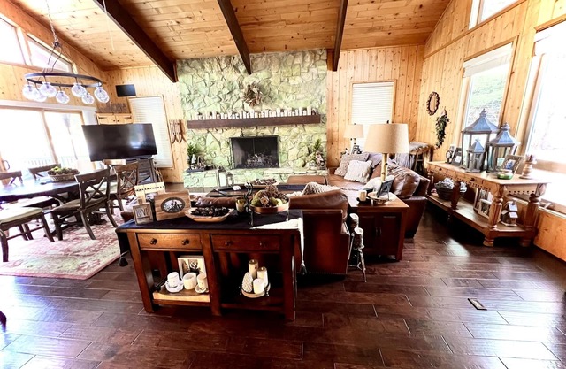 A Mountain Lodge Experience in the Pines and Aspens of Flagstaff!