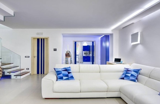 Un apartamento de 2 dormitorios recientemente renovado y elegante con una vista increíble al mar
